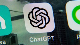 Das Logo der App der KI ChatGPT auf einem Smartphone