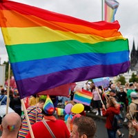 Teilnehmende des CSD mit Pride- und Regenbogenflaggen