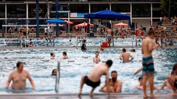 Menschen in einem Freibad