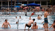 Menschen in einem Freibad