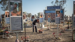 06.10.2025, Israel, Re'im: Menschen versammeln sich auf dem Nova-Festivalgelände in Re'im im Vorfeld des 2. Jahrestages des von der Hamas verübten Anschlags vom 7. Oktober.