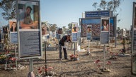06.10.2025, Israel, Re'im: Menschen versammeln sich auf dem Nova-Festivalgelände in Re'im im Vorfeld des 2. Jahrestages des von der Hamas verübten Anschlags vom 7. Oktober.