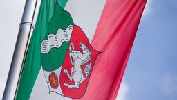 Die Flagge von Nordrhein-Westfalen weht im Wind