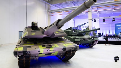 Niedersachsen, Unterlüß: Panzer Panther KF51 (l) und Leopard stehen im neuen Artilleriewerk von Rheinmetall