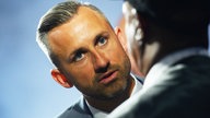 12.08.2026, Sachsen-Anhalt, Magdeburg: Ulrich Siegmund (AfD) spricht im MDR-Studio nach der Sendung mit einem Zuschauer. Dort fand die Sendung "Fakt ist!" statt. In der Live-Sendung beantworteten die Spitzenkandidaten Fragen aus dem Publikum.