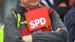 Ein Mann mit einem SPD-Fahne in der Hand
