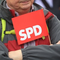 Ein Mann mit einem SPD-Fahne in der Hand