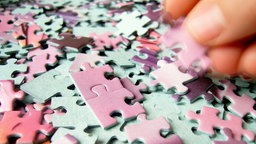 Puzzelteile auf einem Haufen