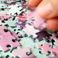Puzzelteile auf einem Haufen