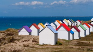 Strandhütten in den Dünen von Gouville sur Mer, Normandie
