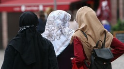 Symbolbild Migration: Muslima mit Burkas und Kopftüchern spazieren in der Innenstadt Frankfurt, Hessen,