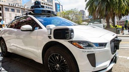 Ein fahrerloses Robotaxi der Google-Schwesterfirma Waymo ist im Straßenverkehr unterwegs.