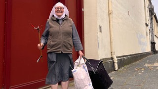 Schwester Elija sammelt jeden Tag Müll in der Kölner Südstadt