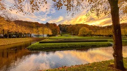 In der  Klever Gartenlandschaft gibt es Tempel, Kanäle, Alleen und Spazierwege voller Laub, die noch Anfang November golden leuchten.    
