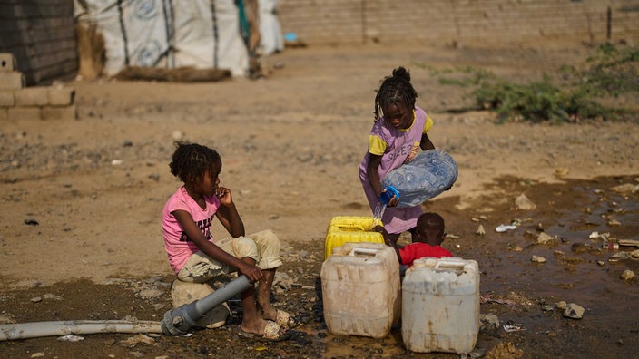 15.04.2026, Sudan, Port Sudan: Binnenvertriebene sudanesische Kinder holen Wasser im Lager Al Heshan in Port Sudan. 