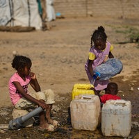 15.04.2026, Sudan, Port Sudan: Binnenvertriebene sudanesische Kinder holen Wasser im Lager Al Heshan in Port Sudan. 