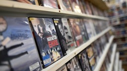DVDs stehen in der angeblich ältesten Videothek der Welt in Kassel (Hessen) im Regal. 