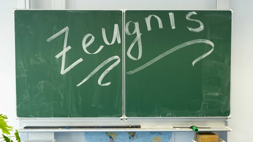 Zeugnis· steht auf der Tafel einer Klasse der Gesamtschule Münster Mitte.