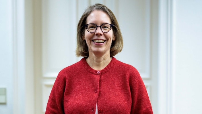 Ex-Oberstaatsanwältin Anne Brorhilker, Co-Geschäftsführerin der Bürgerbewegung Finanzwende e.V., steht in den Büroräumen des Vereins.