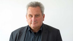 Jens-Christian Wagner, Direktor der Stiftung Gedenkstätten Buchenwald und Mittelbau-Dora, steht auf dem Gelände der KZ-Gedenkstätte Mittelbau-Dora.