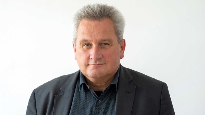 Jens-Christian Wagner, Direktor der Stiftung Gedenkstätten Buchenwald und Mittelbau-Dora, steht auf dem Gelände der KZ-Gedenkstätte Mittelbau-Dora.