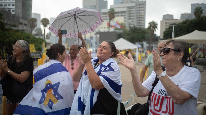 Menschen versammeln sich am 9.10.2025 auf dem Geiselplatz in Tel Aviv, um das Waffenstillstandsabkommen zu feiern. 
