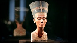  Das Porträt der ägyptischen Königin Nofretete, Büste der Königin Nofretete, Neues Reich, 18. Dynastie, Amarna-Zeit, um 1340 v. Chr., Ägyptisches Museum und Papyrussammlung im Neuen Museum Berlin.