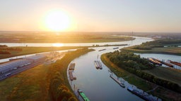 Kanal mit Schiffen im Sonnenuntergang