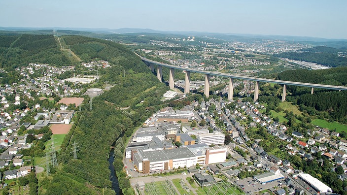 Brücke spannt sich über ein Tal mit Häusern