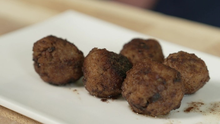 Köttbullar auf einem Teller.
