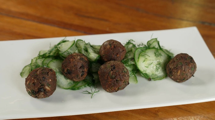 Vegobullat serviert mit Gurken-Dill-Salat.