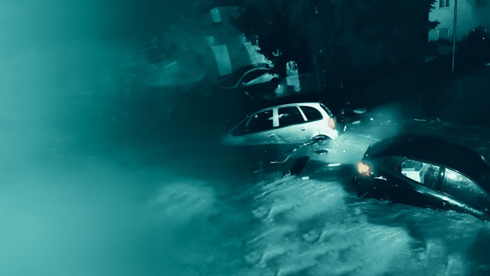 Das Motiv zeigt Autos in der Flut zwischen ein paar Häusern in der tödlichen Nacht im Ahrtal.