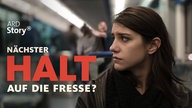 Eine junge Frau sitzt mit ängstlichem Gesichtsausdruck in einem Bus