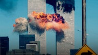 In N.Y. werden die “Twin Towers” des WTC durch den Angriff mit zwei gekaperten Passagierflugzeugen zum Einsturz gebracht.