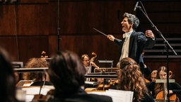 Generalmusikdirektor Robin Davis, gebürtiger Engländer, gibt den Ton an.