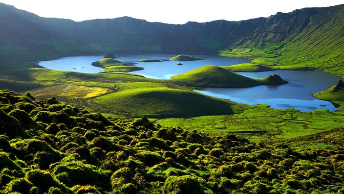 Die Azoren-Insel Corvo ist ein mächtiger alter Vulkankegel. Kraterseen machen die Caldera fruchtbar, teils sehr sumpfig.