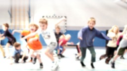 Kinder rennen durch die Sporthalle
