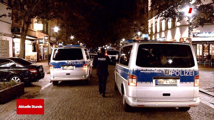Mehrere Polizeiwagen auf einer Straße