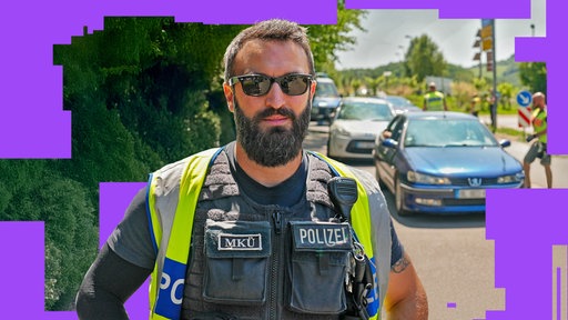Ein Polizist in Uniform und Sonnenbrille blickt in die Kamera. Hinter ihm eine Schlange an Autos