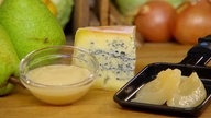 Das Bild zeigt eingelegte Birnen mit frischem Birnensenf und Blauschimmelkäse.