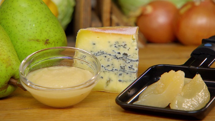 Das Bild zeigt eingelegte Birnen mit frischem Birnensenf und Blauschimmelkäse.