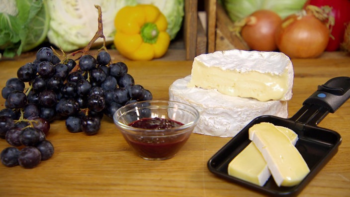 Das Bild zeigt das feine Traubenconfit mit Camembert. 