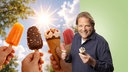 Das Bild zeigt Björn Freitag mit Eis am Stiel im Hintergrund. 
