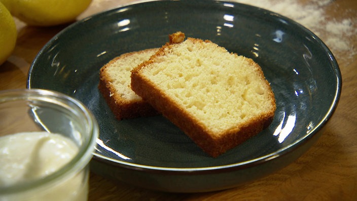 Das Bild zeigt einen Teller mit dem Jogurtkuchen.
