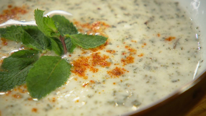 Das Bild ziegt eine Schüssel mit der Joghurtsuppe.