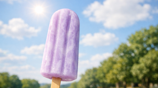 Das Bild zeigt das Lila Lemon Eis in einer Eisschüssel.