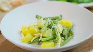 Das Bild zeigt eine Schüssel mit Gemüse, Kartoffeln und der Pesto.