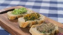 Das Bild zeigt Brote mit den verschiedenen Pestos. In der Mitte die Möhrenpesto. 