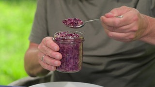 Das Bild zeigt ein Glas mit dem Rotkohl-Pesto.