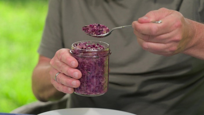 Das Bild zeigt ein Glas mit dem Rotkohl-Pesto.